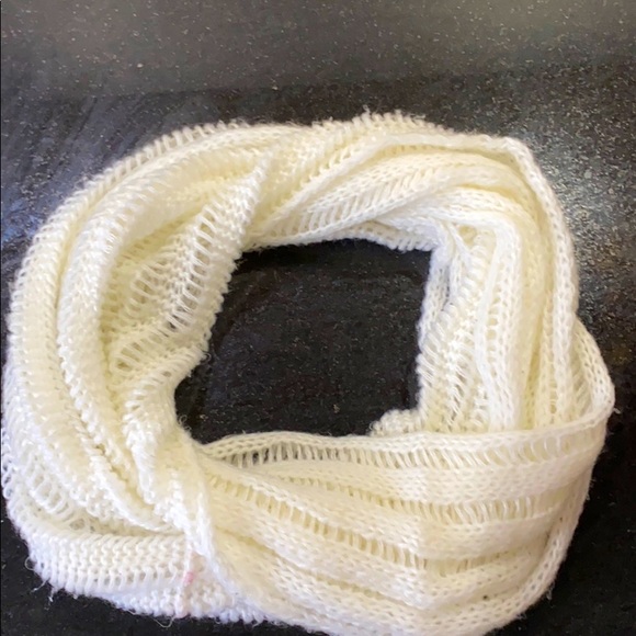 WHITE CIRCLE KNIT SCARF - Picture 1 of 1